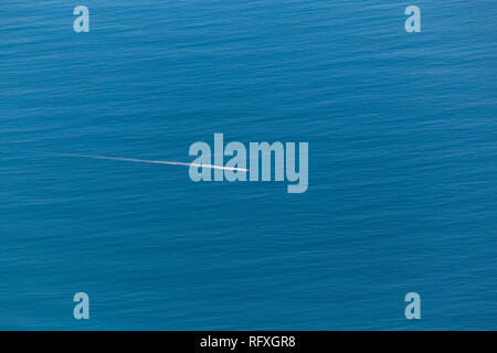 Luftaufnahme von kleinen Boot im Meer fließt, minimalistisch Travel Concept Stockfoto