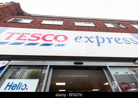 London, Großbritannien - 12 September 2018: Nachbarschaft lokalen Speicher Tesco Express blue Einkaufen storefront Fassade außen Eingang mit Vorzeichen closeup in Stockfoto