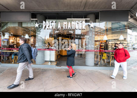 London, Großbritannien - 12 September 2018: Nachbarschaft von Pimlico Victoria mit dem gehen die Leute auf der Straße von Pret A Manger modernes Cafe Restaurant Zeichen entranc Stockfoto