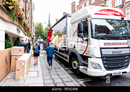 London, Großbritannien - 12 September 2018: Westminster mit Straße und Lieferwagen Pakete Uniserve Company in Rochester Zeile Stockfoto