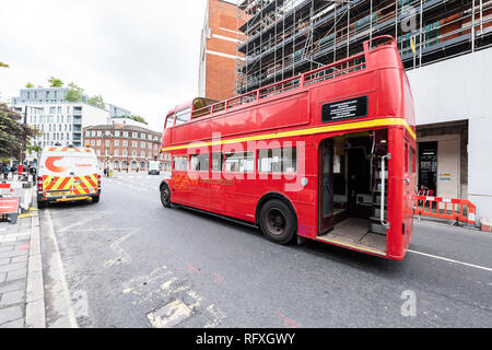 London, Großbritannien - 12 September 2018: Straße in Westminster mit leeren roten Doppeldeckerbus auf der Straße durch den Bau Gebäude Stockfoto