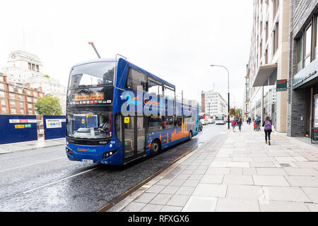 London, Großbritannien - 12 September 2018: Blau Golden Tours Doppel Decker Tour Bus auf der Straße in Westminster Victoria Street Bürgersteig Stockfoto