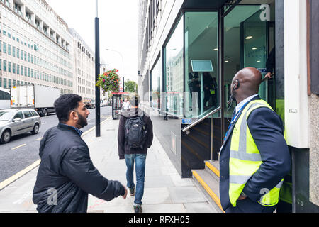 London, Großbritannien - 12 September 2018: Nachbarschaft von Westminster an der Victoria Street mit Menschen Fußgänger auf dem Gehweg und Security Guard Stockfoto