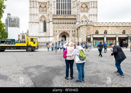 London, Großbritannien - 12 September 2018: Westminster Abbey mit quadratischen und Leute, Touristen, die Bilder von Kirche Architektur ständigen Stockfoto