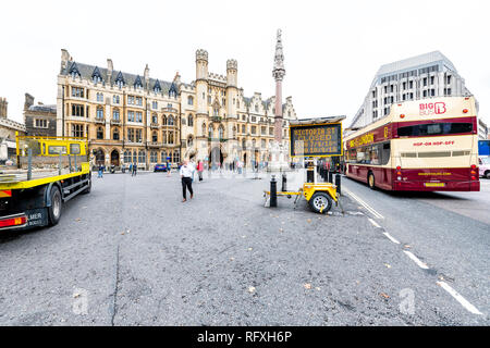 London, Großbritannien - 12 September 2018: Westminster Abbey mit quadratischen und Menschen, die von der Krim und Indische Meuterei Denkmal- und Busverkehr Zeichen Stockfoto