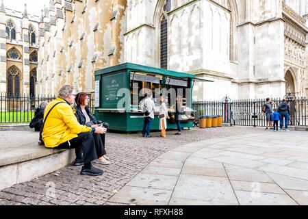London, Großbritannien - 12 September 2018: Westminster Abbey mit Menschen und Bürgersteig bei Tag mit Cellarium Cafe Stockfoto