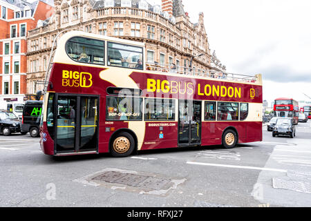 London, Großbritannien - 12 September 2018: Schnittpunkt der Straße auf der Straße mit Big Bus Doppeldecker auf der Faser in Covent Garden drehen Stockfoto