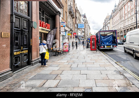 London, Großbritannien - 12 September, 2018: die Menschen zu Fuß auf der Straße auf der Straße mit Byron burger Hamburger Restaurant unterzeichnen und Bürgersteig in den Strang in Covent G Stockfoto