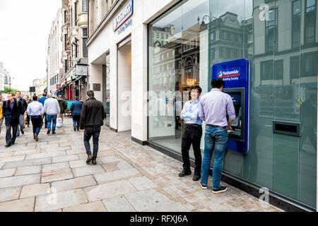 London, Großbritannien - 12 September 2018: Blaue Nationwide Building Society bank Cash anmelden atm mit Menschen auf banking Branch Office Gebäude Eingang auf sidewal Stockfoto