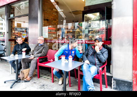 London, Großbritannien - 12 September 2018: Covent Garten mit Personen sitzen auf bürgersteig von Pret A Manger modernes Cafe Restaurant Eingang auf Stühle Tisch d Stockfoto