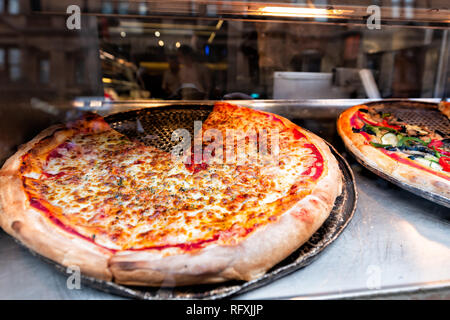 Nahaufnahme von frischen großen Kruste Pizza in Store Cafe auf Anzeige Restaurant in Italien mit geschmolzenem Mozzarella und schlichten Tomatensauce Schichten Stockfoto