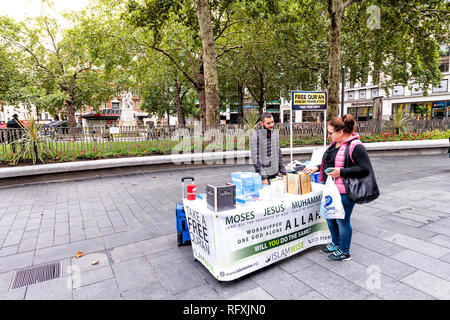 London, Großbritannien - 12 September 2018: Menschen, Frau und Mann durch Freie Quaran Islam Religion stand stand auf dem Bürgersteig Straße in Leicester Square Stockfoto