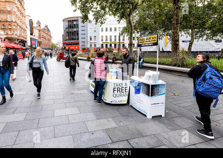 London, Großbritannien - 12 September 2018: Menschen, Frau und Mann durch Freie Quaran Islam Religion stand stand auf dem Bürgersteig Straße in Leicester Square Stockfoto