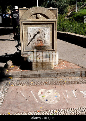 Sonnenuhr mit Symbole der Kunst und Malerei an der Küste in der Nähe der Altstadt von Rhodos entfernt. In diesem Bereich Künstler verkaufen ihre Arbeit und ihren Blick auf die Altstadt Farbe Stockfoto