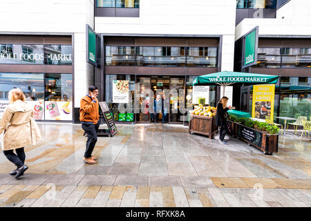 London, Großbritannien - 12 September 2018: Whole Foods Market Vollwertkost store Shop Eingang mit Leuten auf Glasshouse Street mit Regen nassen Tag in Soho Stockfoto