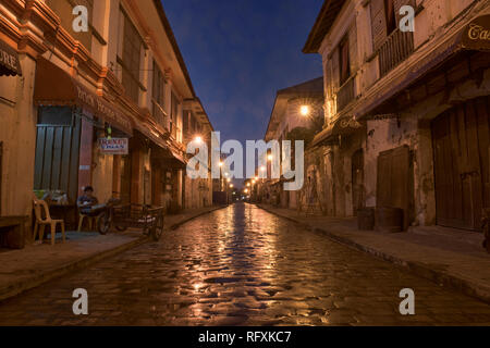 Atmosphärisch und gepflasterten Calle Crisologo im UNESCO Welterbe Vigan, Ilocos Sur, Philippinen Stockfoto