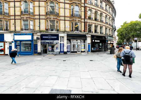 London, Großbritannien - 12 September 2018: Buckingham Palace Road street während des Tages mit Menschen zu Fuß auf Platz, der von Geschäften Geschäfte Stockfoto