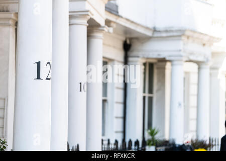 London Nachbarschaft Stadtteil Pimlico mit Reihenhäusern Balkons Gebäude und Zahlen auf Spalten closeup in alten Vintage historische s Stockfoto