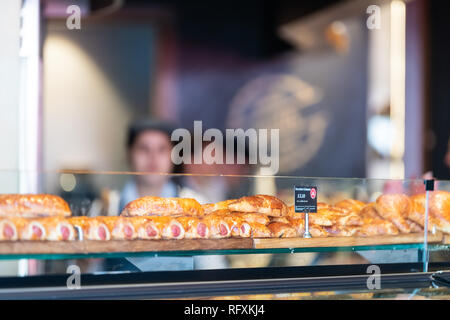 London, Großbritannien - 13 September, 2018: Glas Anzeige Nahaufnahme von vielen Backwaren Brot Desserts Croissants auf Tabletts in Frühstück gourmet Bakery Cafe namens Stockfoto