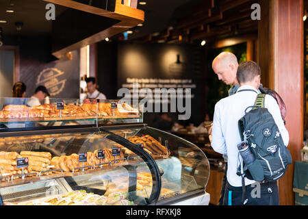 London, Großbritannien - 13 September, 2018: Glas Anzeige von vielen Backwaren Brot Desserts auf Tabletts in Frühstück gourmet Bakery Cafe namens Simit sarayi in Che Stockfoto