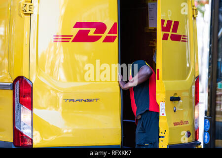 London, Großbritannien - 13 September, 2018: Nahaufnahme von DHL-Lieferwagen in Chelsea Gegend der Stadt mit Menschen wieder Öffnen der Tür auf der Straße Stockfoto