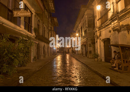 Atmosphärisch und gepflasterten Calle Crisologo im UNESCO Welterbe Vigan, Ilocos Sur, Philippinen Stockfoto