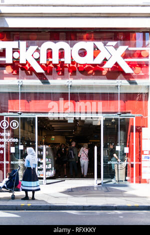 London, Großbritannien - 13 September, 2018: die Straße Straße in Chelsea Einkaufen mit Menschen, die zu Fuß durch Rot TK Maxx Eingang von außen Store Stockfoto