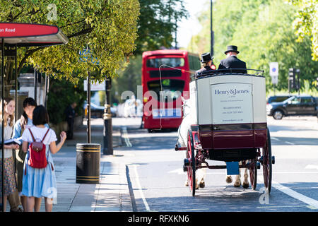 London, Großbritannien - 13 September, 2018: die Straße mit Pferd tour traditionelle Wagen und Autos im Verkehr auf der Straße von Kensington während der sonnigen Tag mit Bushaltestelle Stockfoto