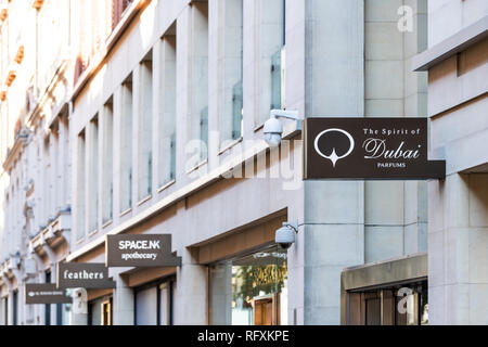 London, Großbritannien - 13 September, 2018: Knightsbridge moderne Architektur store Eingang Gebäude Anzeichen für Dubai Parfums in der Nähe von Harrods Stockfoto