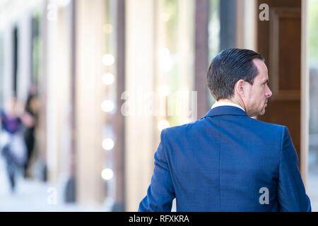 London, Großbritannien - 13 September, 2018: die Straße und Geschäftsmann Mann mit blauen Anzug und Frisur pendeln auf Gehweg Pflaster in Chelsea Ritter Stockfoto