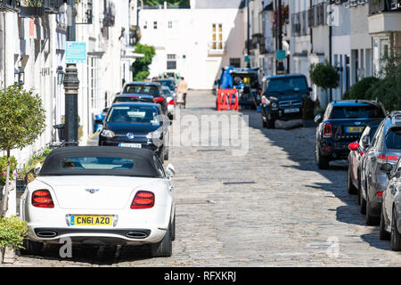 London, Großbritannien - 13 September, 2018: die Nachbarschaft Bezirk Kensington und Chelsea private Stallungen Gasse Straße auf der Straße mit parkenden Autos Stockfoto