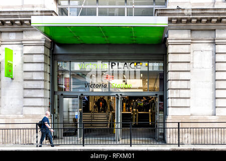 London, Großbritannien - 15 September, 2018: Grünes Glas moderne Zeichen auf Gebäude für Victoria Place Shopping und Essen Coach Station und Menschen zu Fuß von Entran Stockfoto