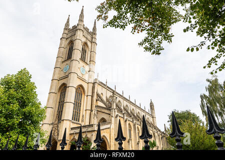 London, UK Green St Luke's Gardens Park mit niemand in Chelsea Kensington und Blick auf Kirche Architektur außen Stockfoto