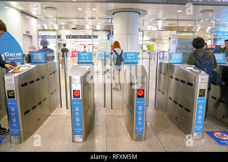 INCHEON, Südkorea - ca. Mai 2017: ticketing Tore, AREX Incheon International Airport Station Stockfoto