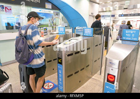 INCHEON, Südkorea - ca. Mai 2017: ticketing Tore, AREX Incheon International Airport Station Stockfoto