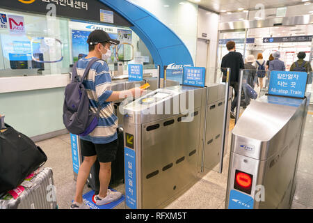 INCHEON, Südkorea - ca. Mai 2017: ticketing Tore, AREX Incheon International Airport Station Stockfoto