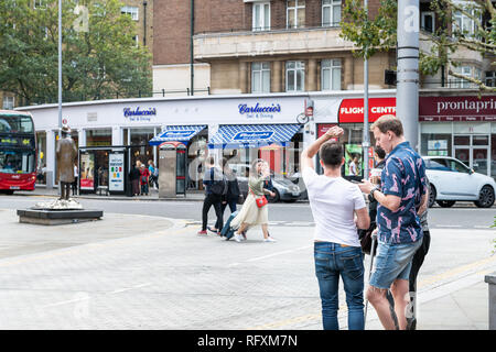 London, Großbritannien - 16 September 2018: Nachbarschaft Stadtteil South Kensington Street und Geschäfte Menschen zu Fuß auf Gehweg Pflaster Kreuzung Roa Stockfoto