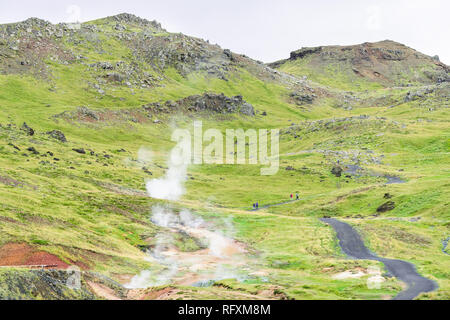 Reykjadalur, Island Hveragerdi Hot Springs Road Pfad mit Dampf im Herbst Sommer Landschaft morgen Tag in Golden Circle mit Leuten auf Wandern tra Stockfoto