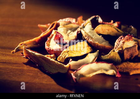 Getrocknete äpfel und birnen liegen auf Holztisch, biologischem Obst essen, gesunden Lebensstil Stockfoto