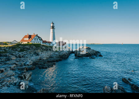 Portland Head Lighthouse und den Atlantischen Ozean bei Fort Williams Park in Cape Elizabeth, Maine Stockfoto