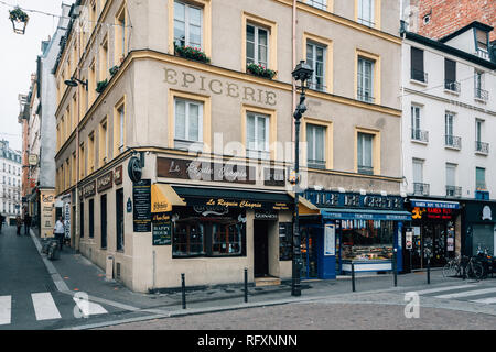 Rue Mouffetard, im Quartier Latin (5. Arrondissement), Paris, Frankreich Stockfoto