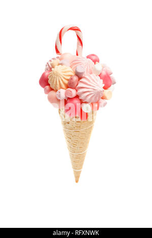 Leckere Süßigkeiten für Kinder in Form einer Waffel Kegel mit Süßigkeiten, Marshmallows und Lutscher auf weißem Hintergrund dargestellt Stockfoto