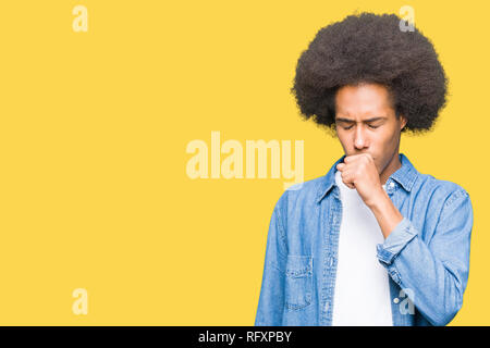 Junge afrikanische amerikanische Mann mit afro Haar Unwohlsein und Husten als Symptom für kalte oder Bronchitis. Healthcare Konzept. Stockfoto