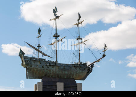 Denkmal auf Voskresenskaya Bahndamm der Poltawa Schiff, errichtet war das erste Schlachtschiff in Russland erstellt von Peter dem Großen bis zu Ehren Stockfoto