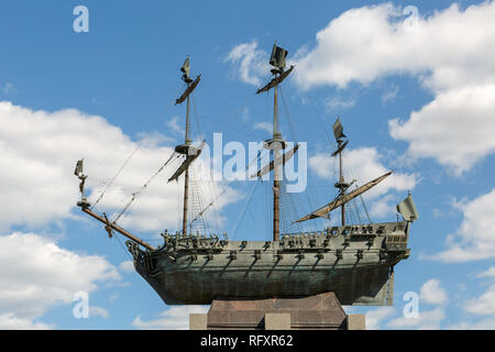 Denkmal auf Voskresenskaya Bahndamm der Poltawa Schiff, errichtet war das erste Schlachtschiff in Russland erstellt von Peter dem Großen bis zu Ehren Stockfoto