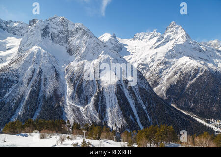 Kleiner Stuhl ski-Lift in einem nadelwald vor dem Hintergrund des Kaukasus Bereich in der Nähe der Stadt Dombai, Russland Stockfoto