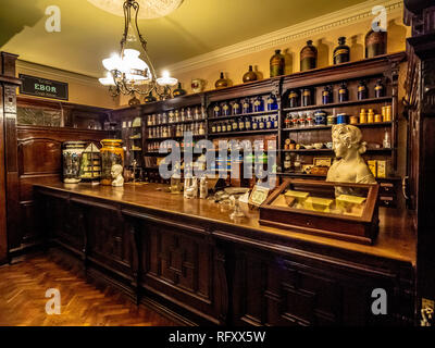 Ausstellung im Schloss Museum, York, UK. Kirkgate viktorianische Straße. Innenraum der Apotheke. Stockfoto