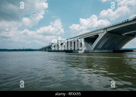 Der Woodrow Wilson Brücke über den Potomac River in Alexandria, Virginia Stockfoto