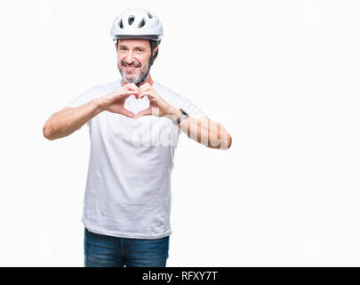 Mittleres Alter senior hoary Radfahrer Mann mit Fahrrad Sicherheit helment isoliert Hintergrund lächelnd in Liebe mit Herz und Formen mit den Händen. Romantische Stunden Stockfoto