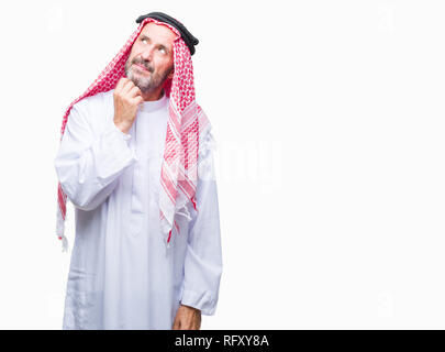 Senior arabischen Mann mit kufiya über isolierte Hintergrund mit der Hand am Kinn über die Frage denken, nachdenklichen Ausdruck. Lächelnd mit nachdenklichen Gesicht. Stockfoto